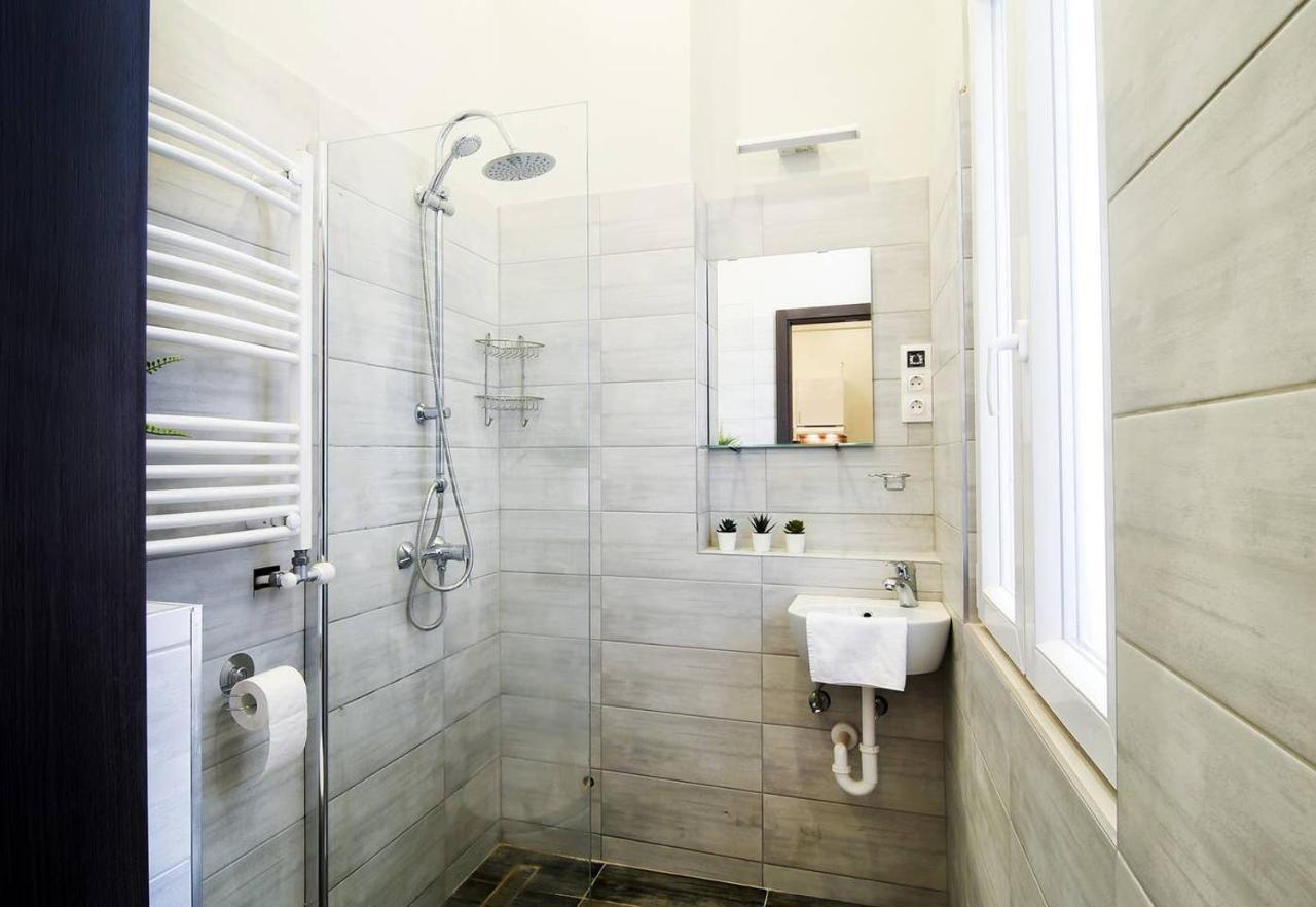 Ultra Central And Stylish Apartment With Ac Budapest Luaran gambar