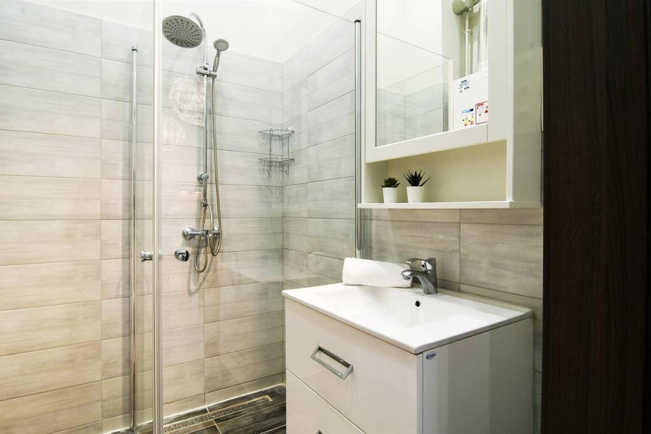 Ultra Central And Stylish Apartment With Ac Budapest Luaran gambar