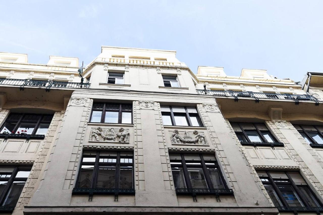 Ultra Central And Stylish Apartment With Ac Budapest Luaran gambar