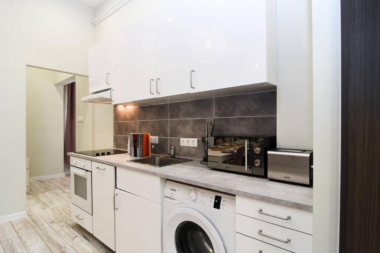 Ultra Central And Stylish Apartment With Ac Budapest Luaran gambar