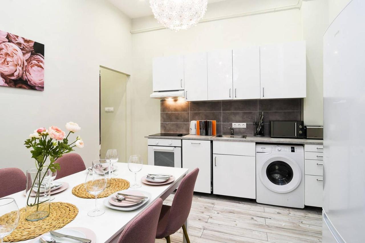 Ultra Central And Stylish Apartment With Ac Budapest Luaran gambar