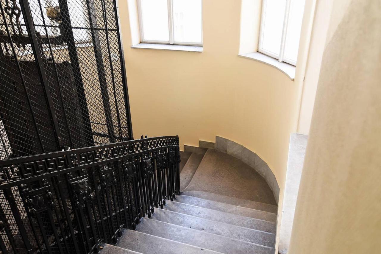 Ultra Central And Stylish Apartment With Ac Budapest Luaran gambar